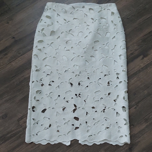 Elegant White Lace Midi Skirt - Picture 4 of 11
